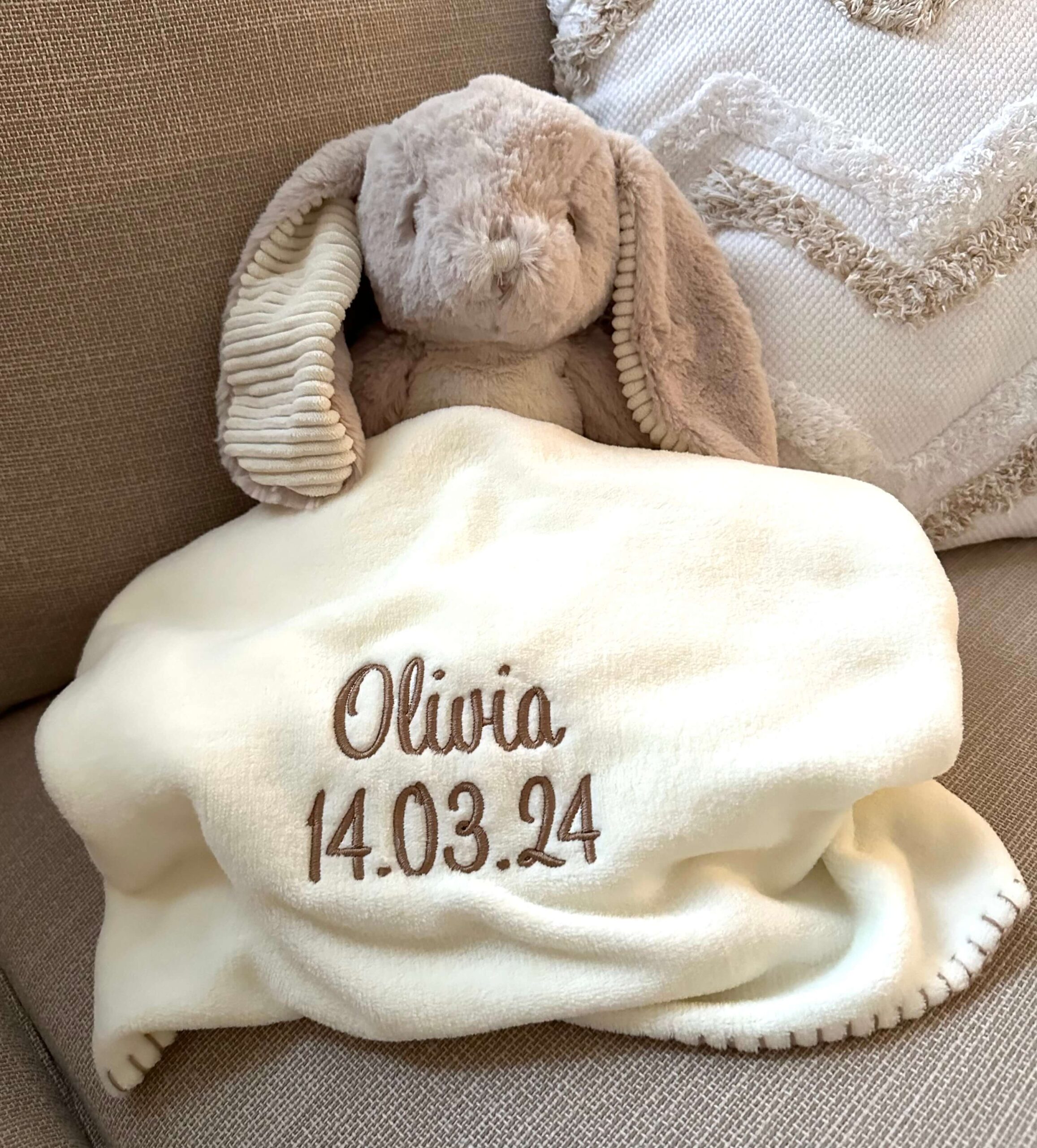 Decke mit Kuscheltier Hase